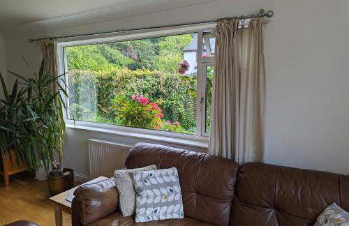 Peaceful Glastonbury Bungalow - Ideally Located - Photo 8