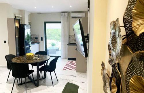 Luxury Home with Garden in the Suburbs - Foto 17