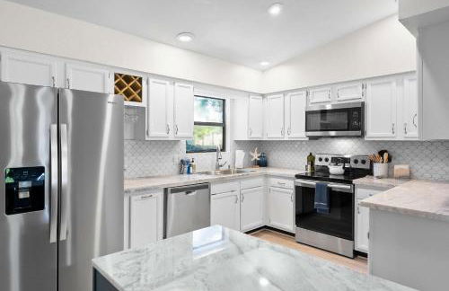 3BR Family Getaway Steps to Sand & Sun - Foto 20