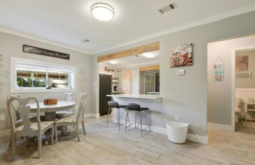 Beautiful Beach House 2 Minute Walk to Sandy Beaches Quiet Area - Foto 3