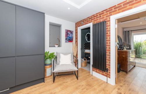 The Lodge - Elegant Comfort in a Peaceful Setting - Photo 17