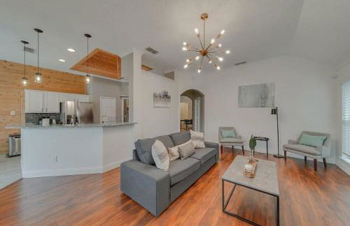 Deluxe Poolside Home, Modern 5BR with Gaming Room - Foto 7