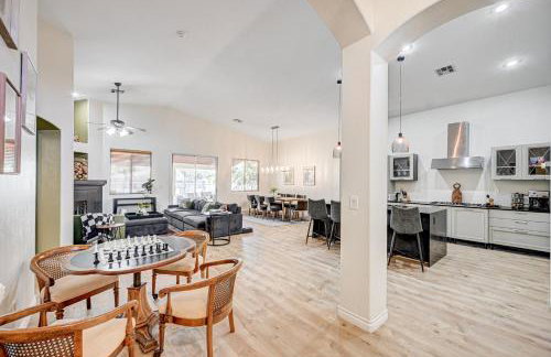 Luxury 6 BR Home Large Pool & Spa with Grassy Yard - Photo 39