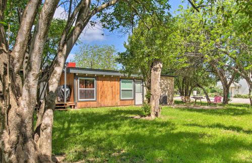 Retro Updated Blanco Abode - Steps to Main Street! - Foto 17