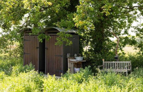 Harbour Ranch Hut - Rustic Countryside Escape - Photo 18