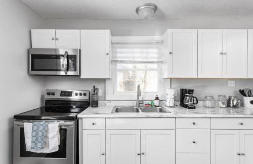 Charming Getaway - Deck & Patio - Walkable Area - Family Friendly - Foto 13