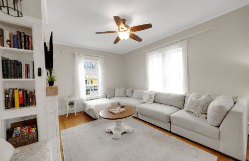 Main House - 3 Story 5 Bed 3 Bath Private Deck Courtyard Pet Friendly fee applies - Photo 11