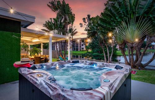 Waterfront Oasis Escape with 7 Seats Hot Tub! - Foto 1