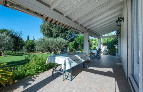 Villa l'ESTEL charme provençal, 15 pers, piscine privée & aire de jeux, au coeur du triange Arles-Avignon-Nîmes - Foto 11
