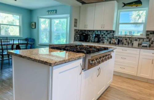 Spacious house- Deep Water Dock Pool Golf Cart Rental available - Foto 18