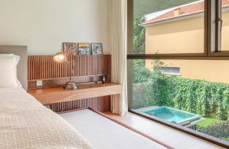 Grand Villa w/ Pool, Garden & Garage by HostWise - Foto 6