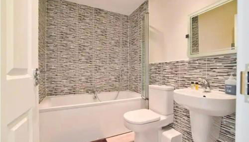 Modern Townhouse in Peterborough - Foto 3, Shower