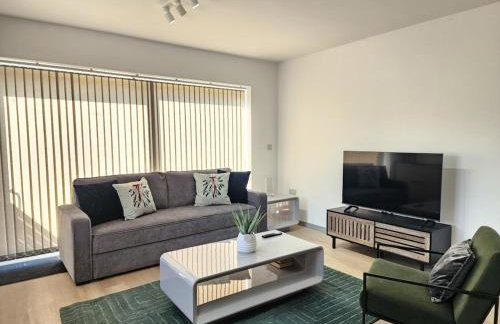 Luxury 2-Bed Apartment with AC, Sleeps 6, Private Garden, Free Parking, Netflix - Photo 1