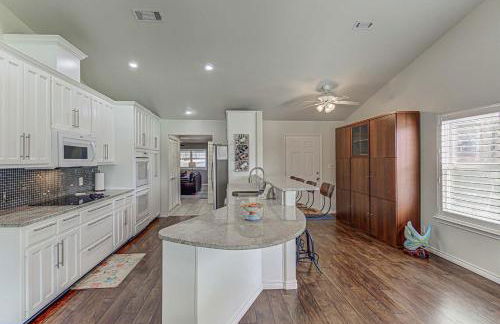 Waterfront 3BR Retreat - Pool & Hot Tub - Foto 16