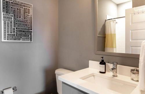 STAR Retreat Townhome with Garage 3 miles to Downtown - Foto 49