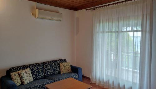 Bright, Beachfront Apartment with free parking and garden - Photo 3
