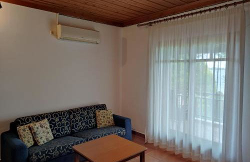 Bright, Beachfront Apartment with free parking and garden - Photo 3
