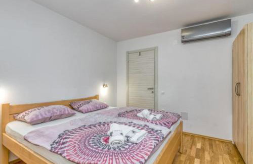 Four Bedroom Holiday House Mali Raj with Pool - Photo 9