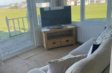 Stunning sea view beach front bungalow Bacton - Photo 12