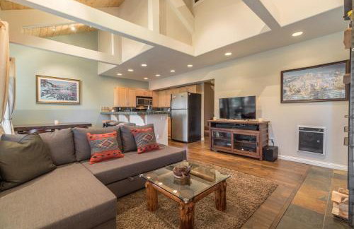 Mammoth Basecamp Condo with Views near Village with AC and Fireplace - Foto 4