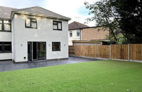 4 Bedroom House Coventry Sleep 7 with 3 Parking Spaces - Foto 1