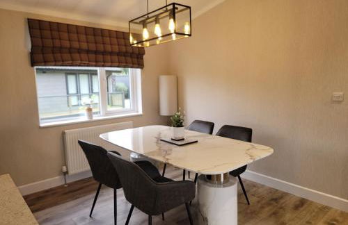 Luxury 2-Bed Lodge in Routh Sleeps 4 with Hot Tub - Foto 16