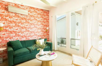 2 Rooms Sleeps 8 Retro Hotel w Pool Wesley King Studio Buyout by AvantStay - Foto 6