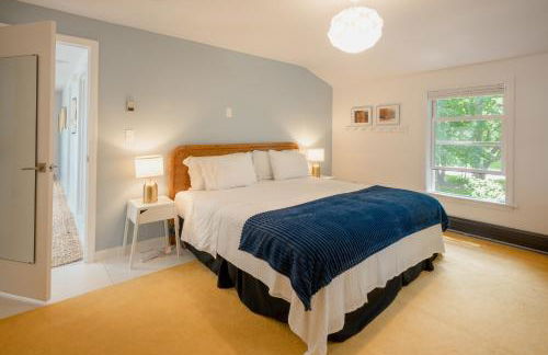 Stylish lake home with private beach, dock and firepit for swimming, kayaking, hiking - Foto 28