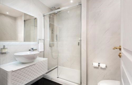 Les Demoiselles à Versailles - Au Pied du Château - Foto 13