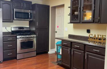 Cozy Home with Sparkling Pool/Pet Friendly - Photo 21