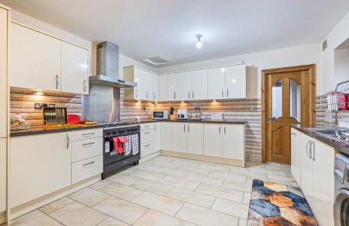 Spacious 4 Bedroom Home Near City Centre Sleeps 11 with Free Parking - Foto 12