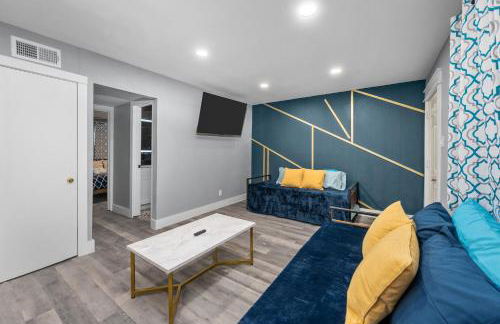 Chic Heights Retreat with Pool and Free Parking - Foto 14