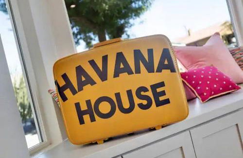 Havana House oasis with pool spa firepit game room and Mountain Views Be away from the city rules - Foto 9