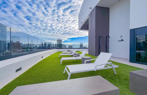 City Skyline Views & Rooftop Pool at District 225 - Foto 37