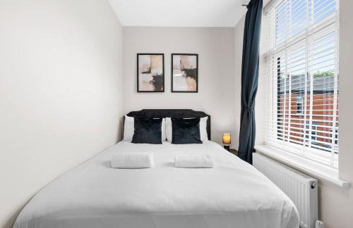 Modern 3 Bedroom house, short walk to train station and town centre, close to Manchester Airport and PLouise - Photo 10