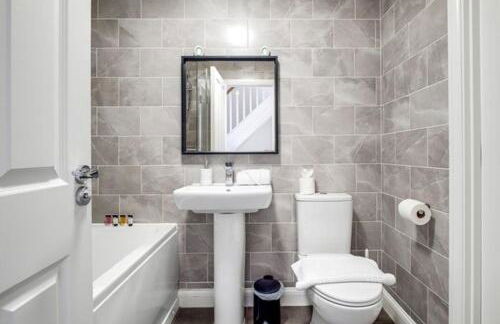 City Centre house for Family, Group & Contractor Stay - Sleeps Upto 9 Guests with Free Parking - Foto 70