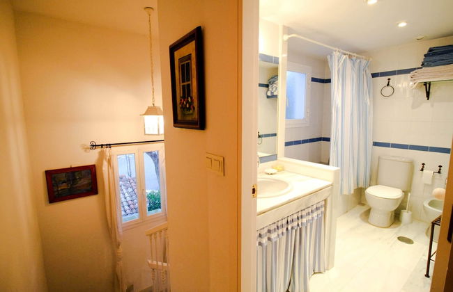 Suitur beachfront duplex with pool and sea views - Photo 30