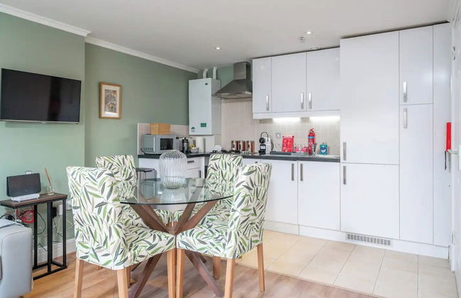 Designer 1 Bed Flat Barons Court Sleeps 4, Balcony - Foto 5