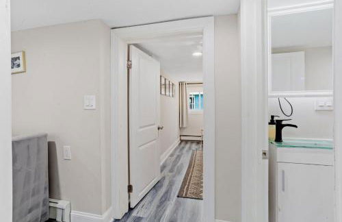 Beautifully Renovated 6BR 2BA 2 Blocks to Beach - Foto 40