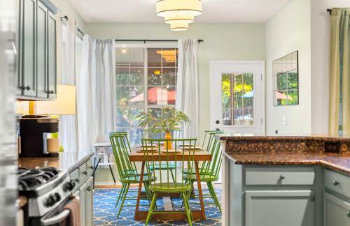 Resort Style Backyard Pool Pickleball Court - Foto 20