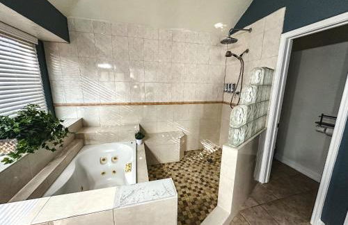 Maple House Romantic Getaway WHot Tub Near IAH - Foto 12