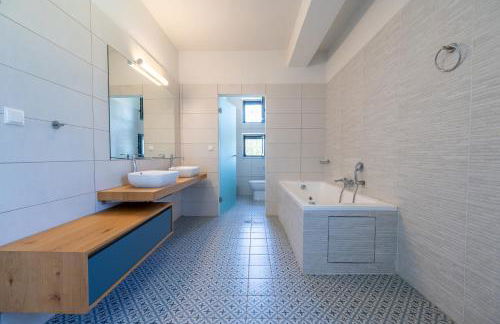 Villa & Stone House with Pool, 10 Mins to Skala Eressos Beach - Foto 64