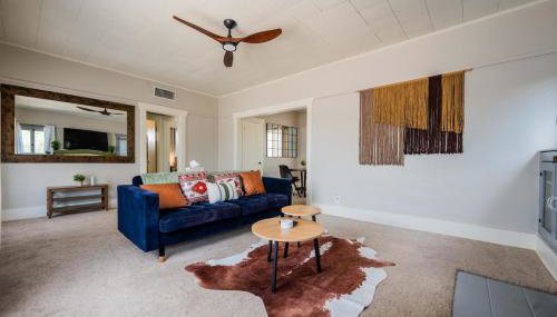 Work Desk- FirePit-Pool-Steps to UofA - Foto 3