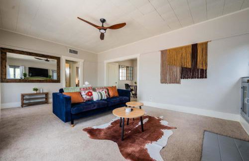 Work Desk- FirePit-Pool-Steps to UofA - Foto 3