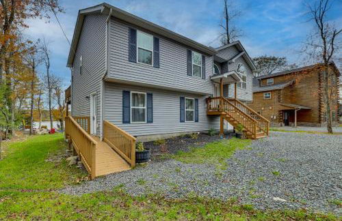 Lakefront Pocono Retreat with Hot Tub and Movie Hub - Foto 39