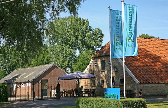 Getaway With Covered Veranda - Photo 27