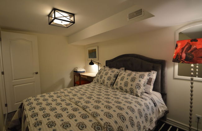 Beautiful 4BR Downtown House, Sleeps 10 - Photo 11