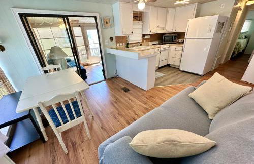 Aquahouse is an Adorable 1 Bed 1 Bath Beach Bungalow just steps from the ocean! - Foto 2