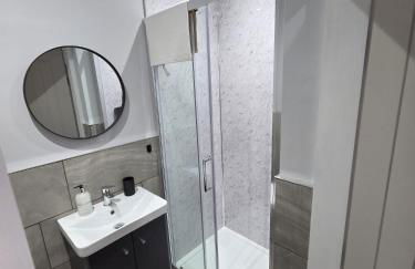 Easy access to manchester airport &city centre - Photo 10