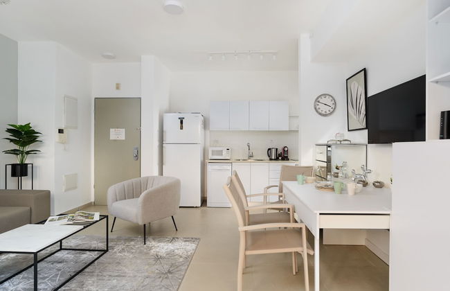 Quiet Hideaway & Terrace near Beach by FeelHome - Foto 15